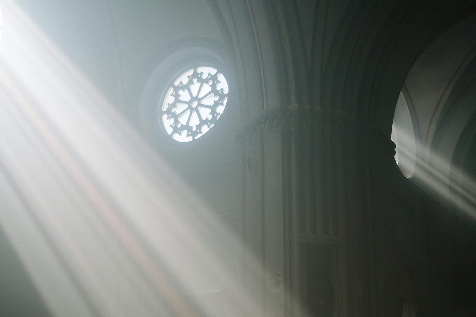 Deus trabalha nos bastidores