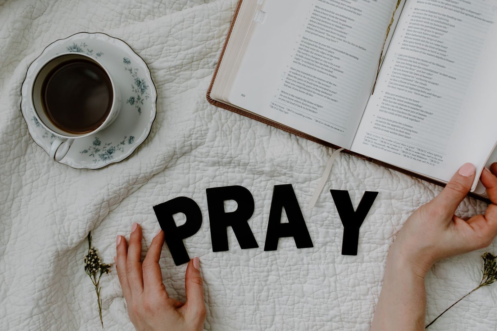Filipenses 4:6-7 explicado: como orar em tempos de ansiedade