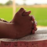 O que a Bíblia ensina sobre criar filhos com fé