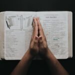 O que significa orar em nome de Jesus